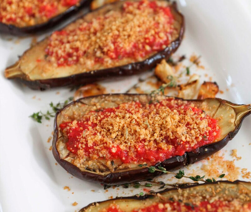 BERENJENAS CON SALSA DE TOMATES Y CORCANTE DE PAN RALLADO